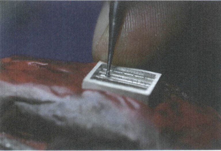 Figura 9-9 Utilizar uma broca de roda para criar uma ranhura