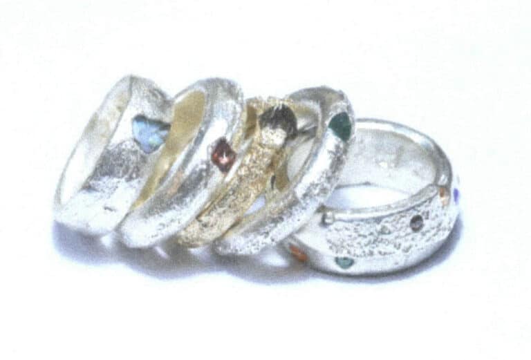 Рисунок 10-2 Кольцо с песчаной оправой (Фото предоставлено ювелирной студией Dazeng)