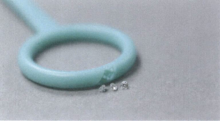 Рисунок 10-7 Восковая модель и драгоценные камни