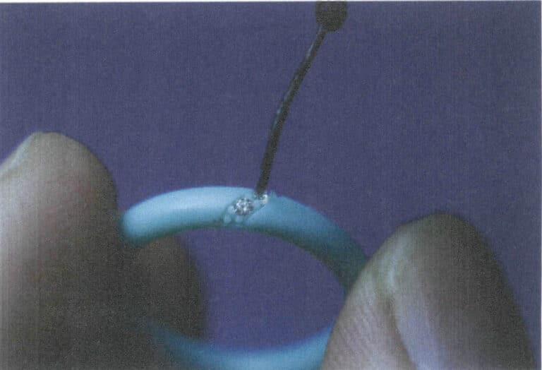 Рисунок 10-10 Разогрев драгоценных камней для плавления воска