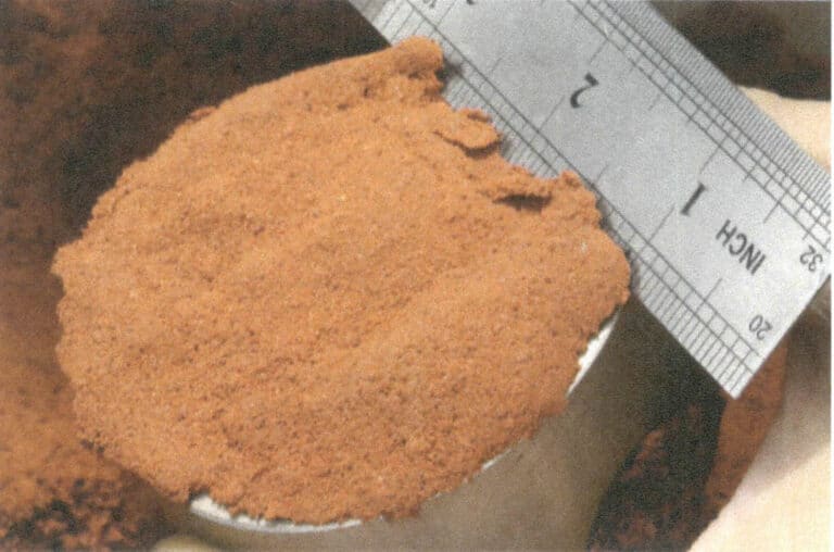 Рисунок 10-16 Удаление излишков красного песка