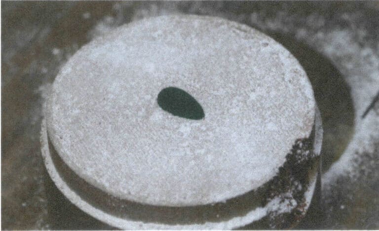 Рисунок 10-19 Вдавите половину восковой формы в красный песок