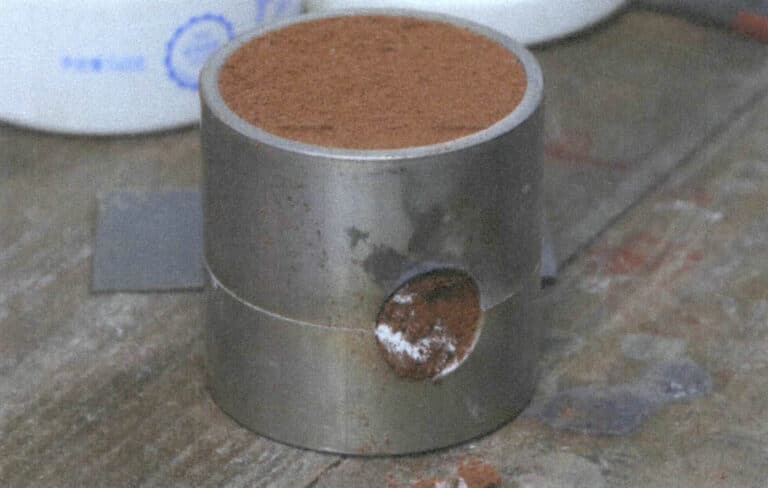 Рисунок 10-21 Засыпка красным песком