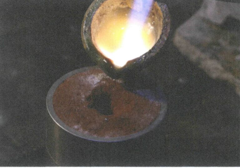 Рисунок 10-28 Заливка расплавленного металла