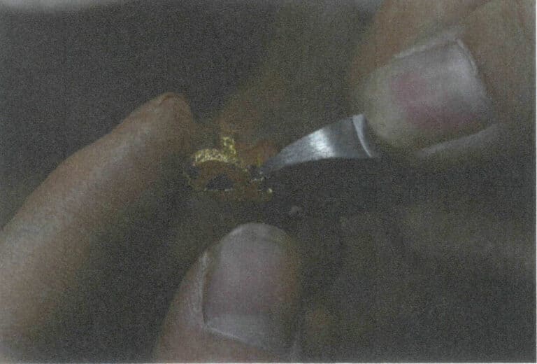 Рисунок 10-30 Перекройте отверстия для отвода воды