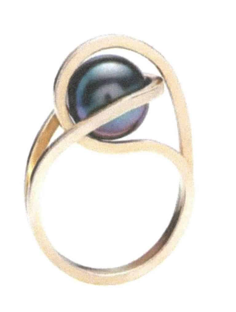 Рисунок 11-4 Кольцо с жемчугом, украшенное бусинами