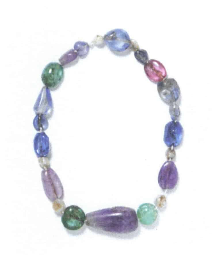 Рисунок 11-22 Нанизывание бусин (коллекция музея V&A)