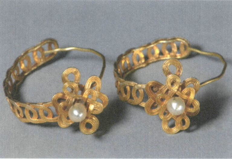 Рисунок 11-25 Длинные серьги из золота с инкрустацией жемчугом (Коллекция Дворцового музея)