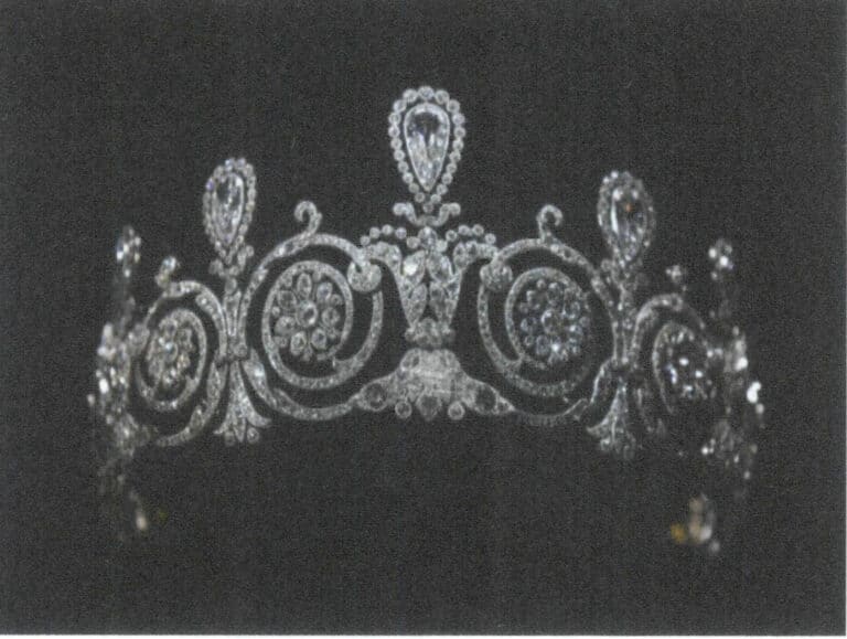 Figure 1-4 Cartier platinum diamond crown