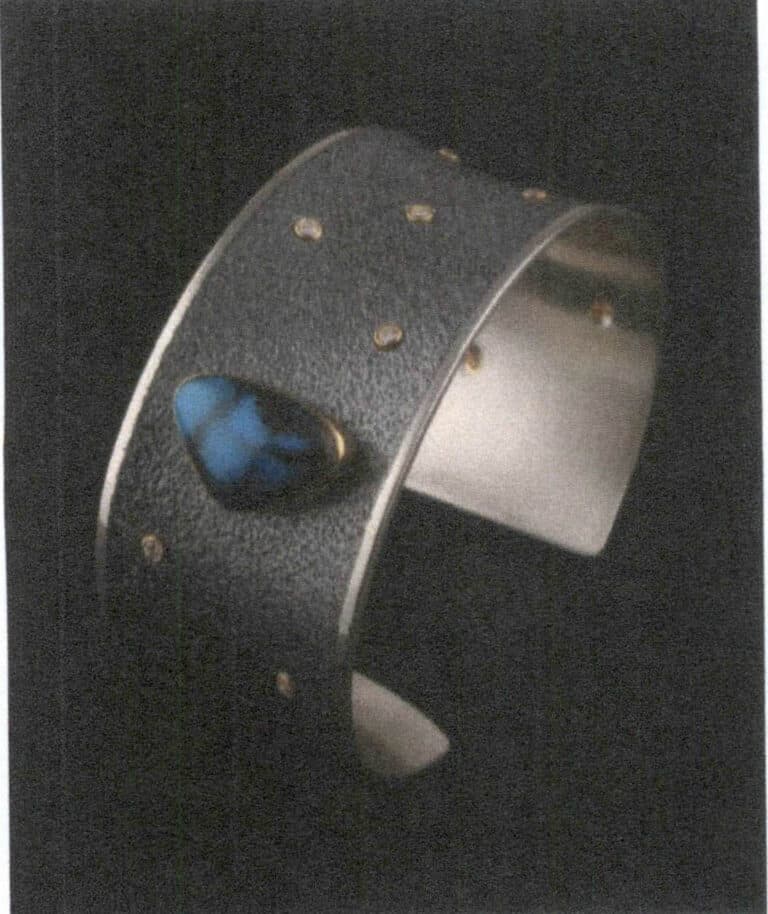 Figure 2-3 Irregular cabochon gemstone bezel setting bracelet