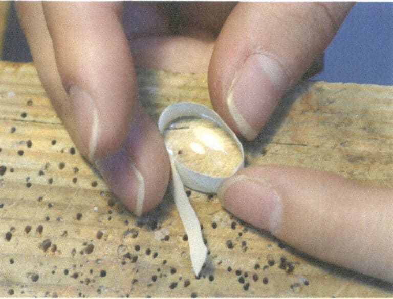 Figure 2-7 Measuring the circumference of the gem with a strip of paper