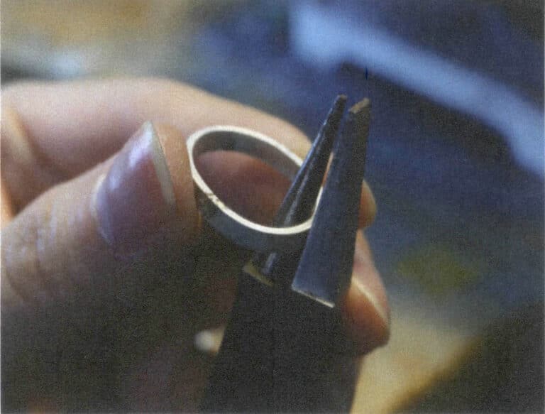 Figure 2-13 Adjusting the shape of the metal edge