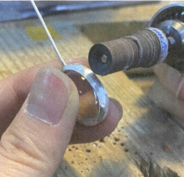 Figure 2-32 Using sandpaper rolls for polishing.