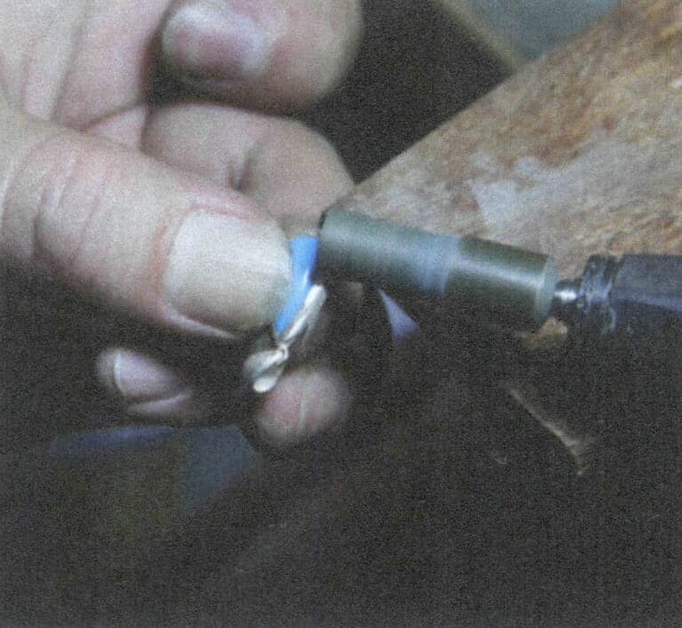 Figure 2-55 Polishing with sandpaper rolls