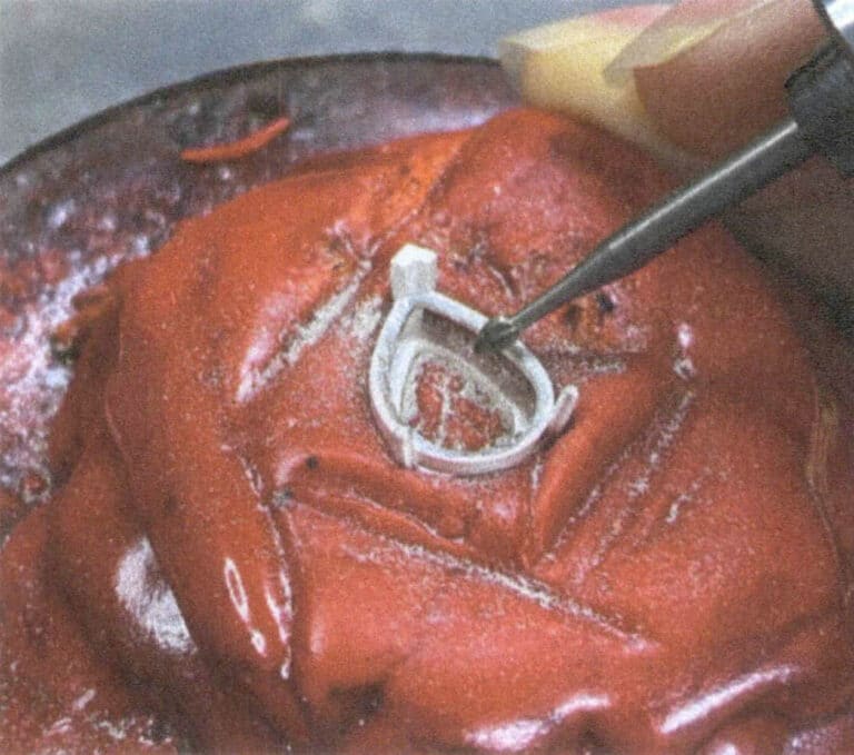 3-5. ábra A kő foglalatának lejtőjének csiszolása barackfúróval