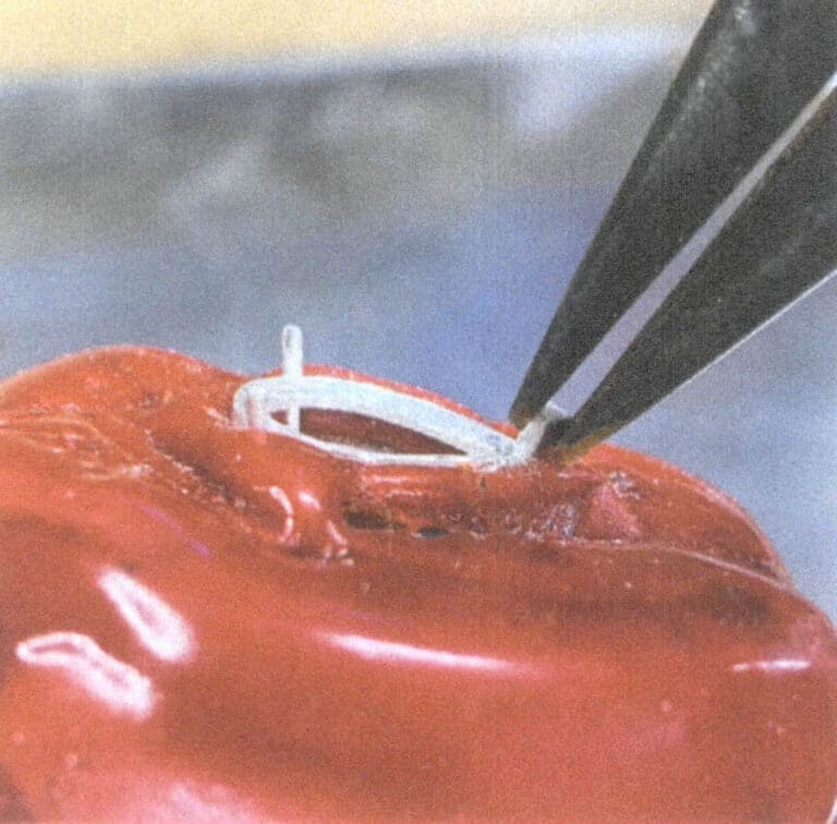 3-13. ábra A fémtüskék feltörése