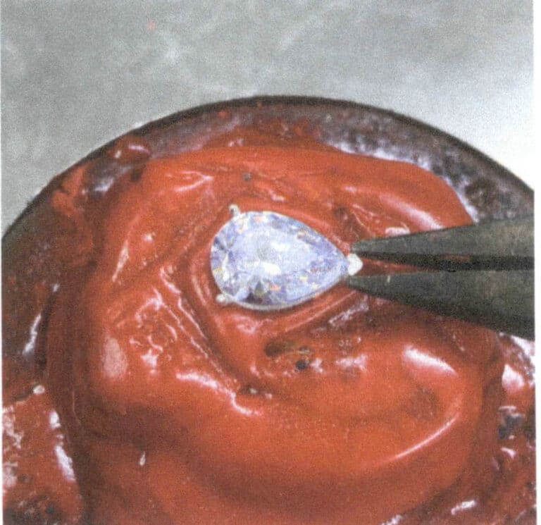 3-18. ábra A sarokcsapok rögzítése tűhegyes fogóval