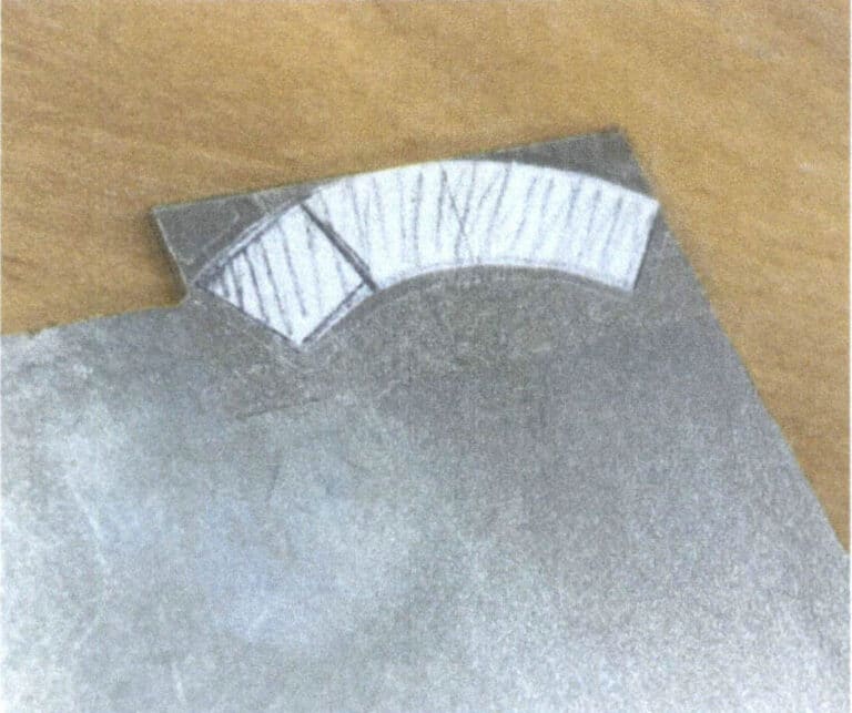 3-28. ábra Rögzítse a rajzolt szektorpapírt a fémdarabhoz.