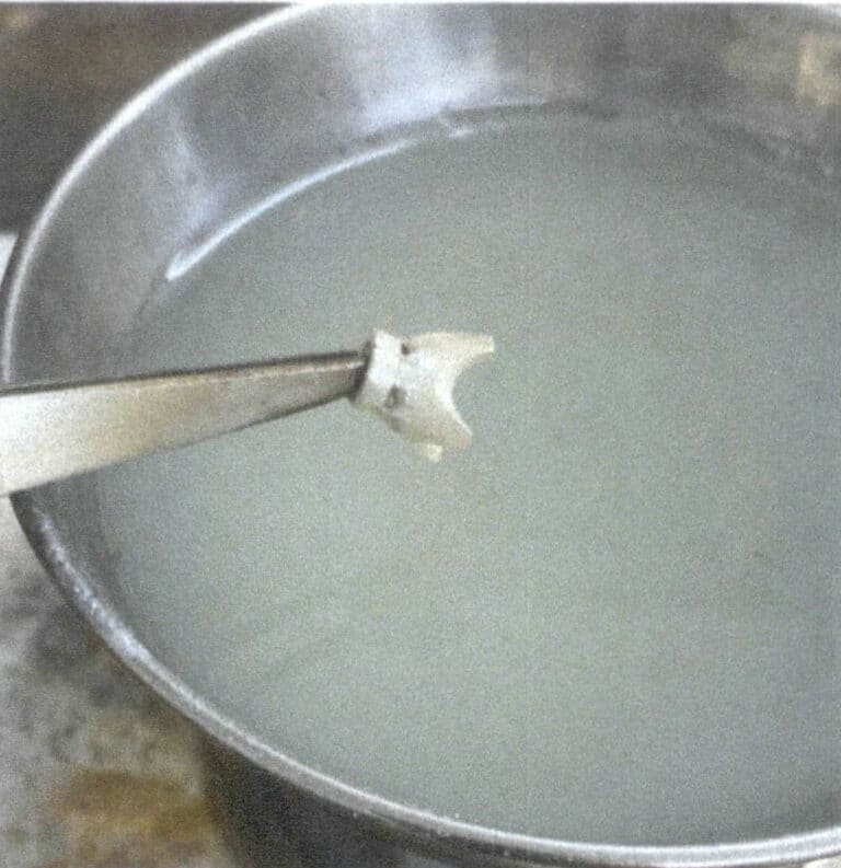 3-38. ábra A fém tisztítása hegesztés után