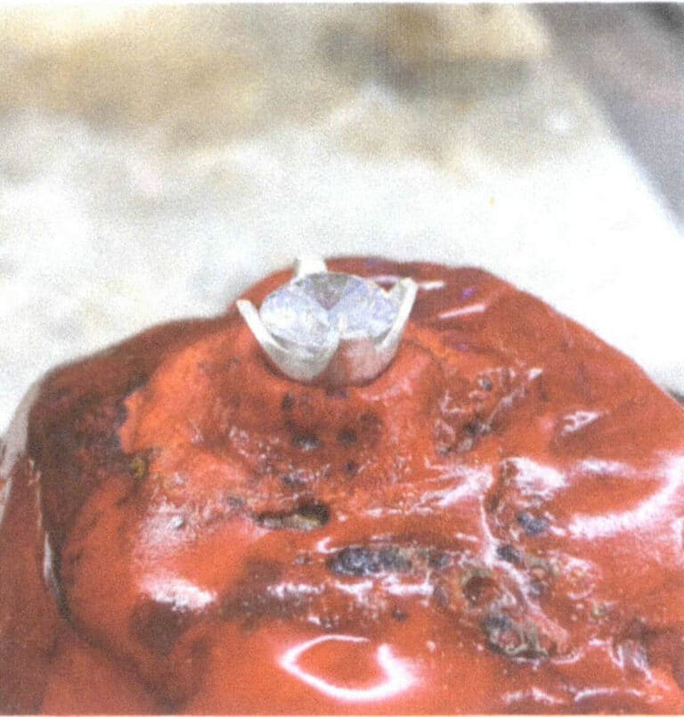 3-41. ábra Figyelje meg a tüskék helyzetét.