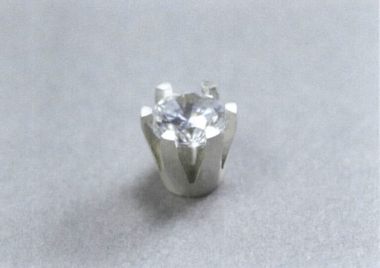 3-58. ábra Befejezett kerek briliáns csiszolású drágakő hatcsapos foglalattal