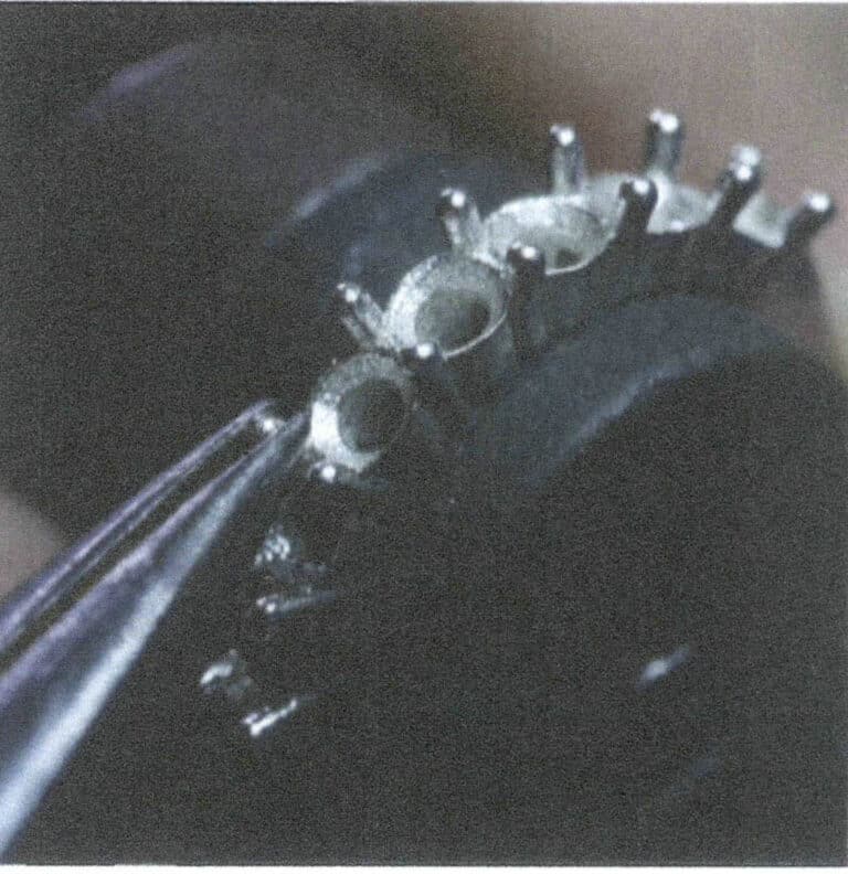 3-63. ábra A fémtüskék beállítása fogóval