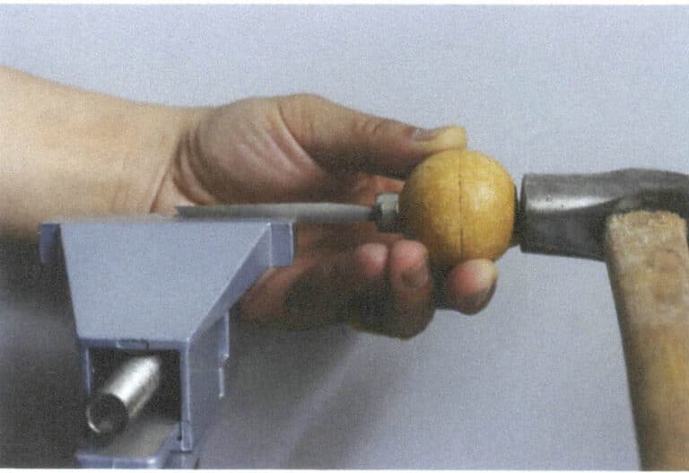 4-10. ábra A fából készült markolat felszerelése