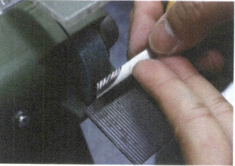 4-12. ábra A gerinc csiszolása (1)