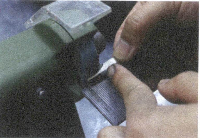 4-13. ábra A kés hátuljának csiszolása (2)