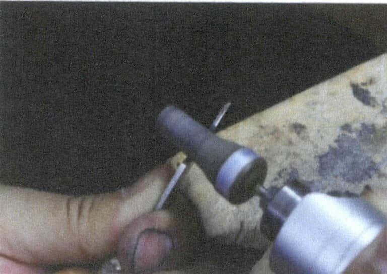 4-14. ábra A kés hátuljának csiszolása (3)