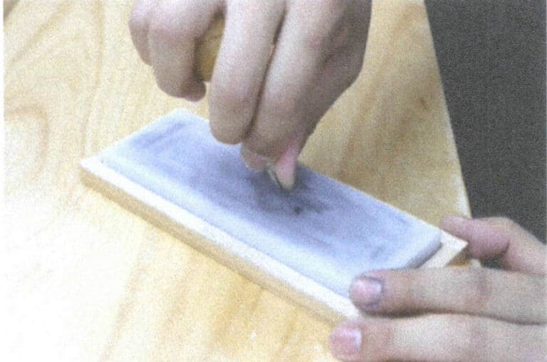 4-18. ábra A markolófej szögének csiszolása olajkővel