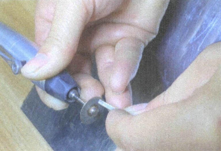 4-20. ábra A markolófej csiszolása élezőtárcsával