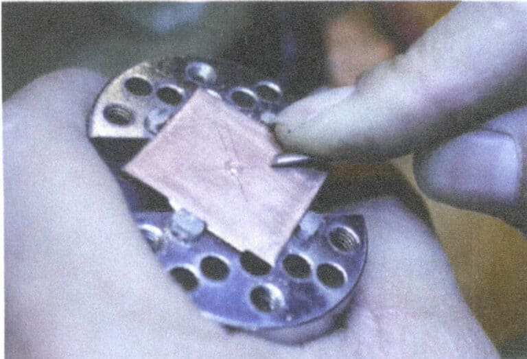 4-42. ábra Négy ék alakú díszítés lekaparása (1)