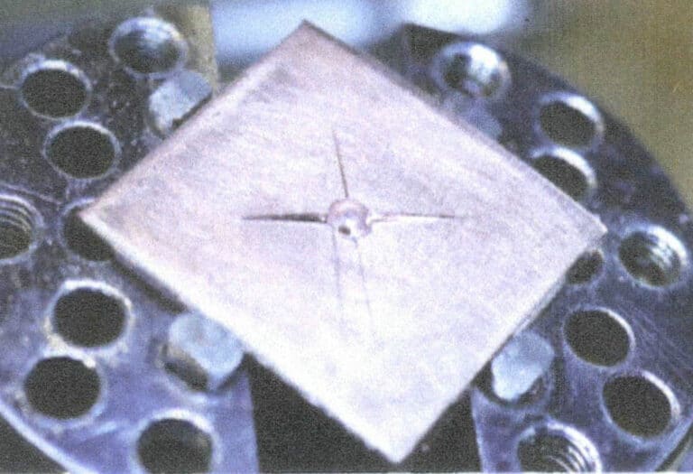 4-43. ábra Négy ék alakú díszítés lekaparása (2)