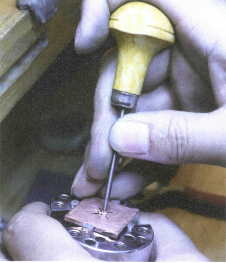 4-49. ábra Gyöngyfűzés és kövek beillesztése