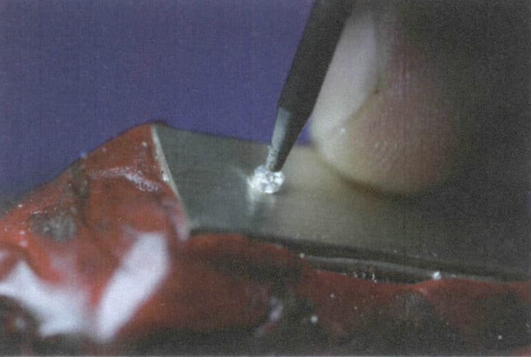 4-56. ábra A kőbeillesztési foglalat tesztelése és a kő elhelyezése