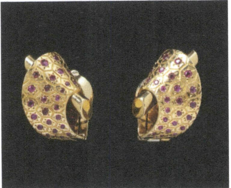 4-65. ábra Van Cleef & Arpels fülbevaló (V&A Múzeum gyűjteménye)