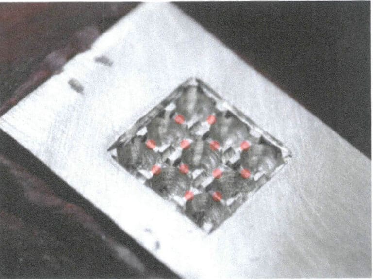 5-15. ábra A fém gravírozása azon a helyen, ahol a kőbeillesztési pozíciók érintőlegesek (pirossal jelölve).