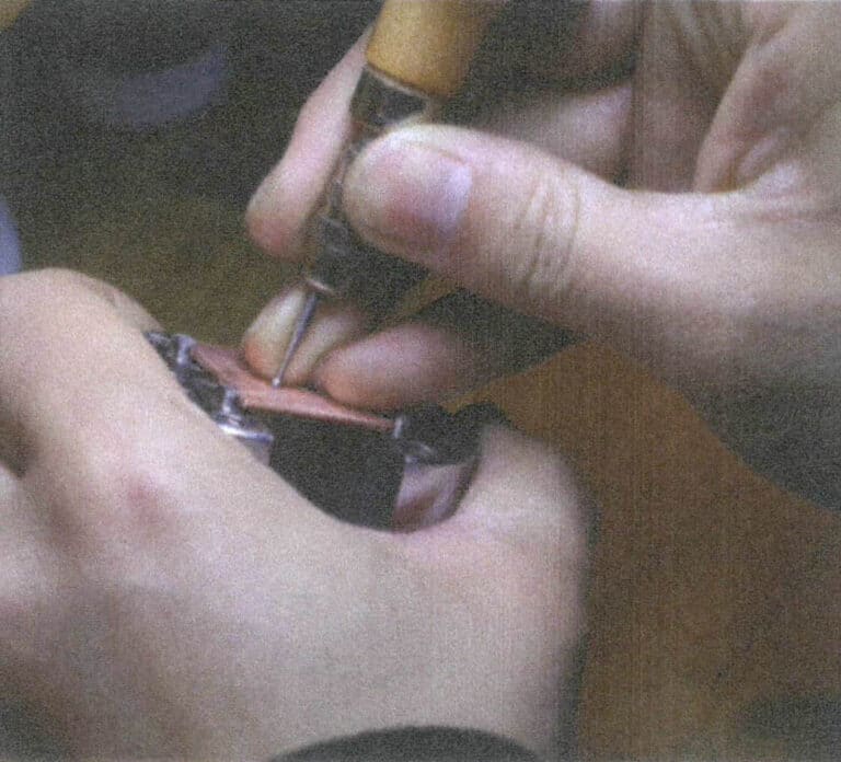 5-26. ábra A megjelölt kőbeállítási pozíció megnyomása egy csészefúróval