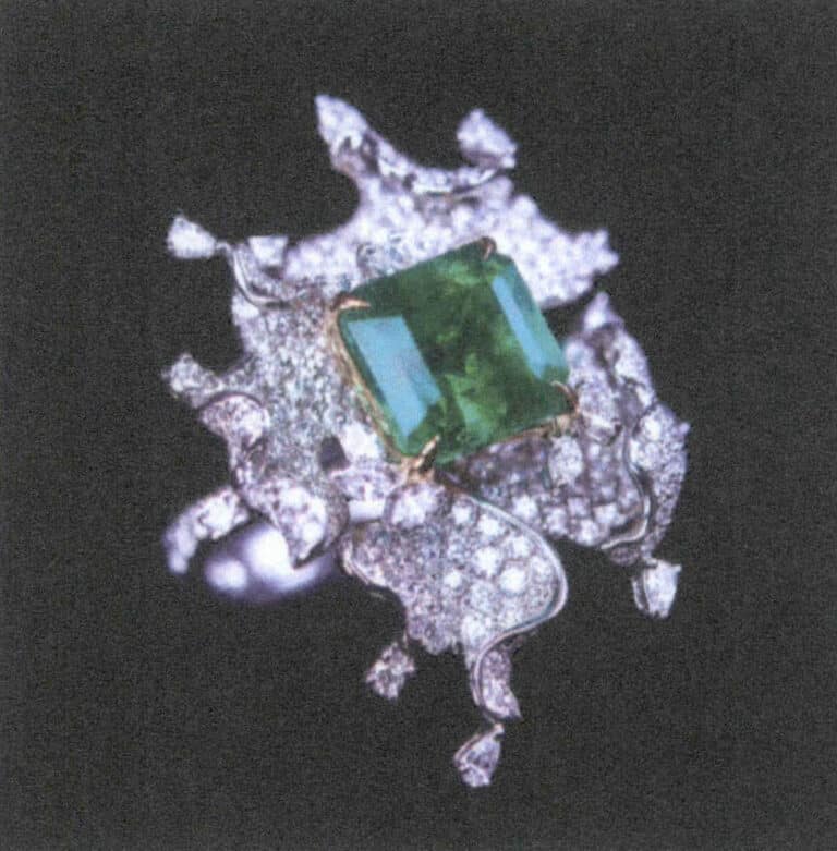 5-46. ábra Xiong Chen' ékszerész "Vine Garden - Bloom" című munkája.