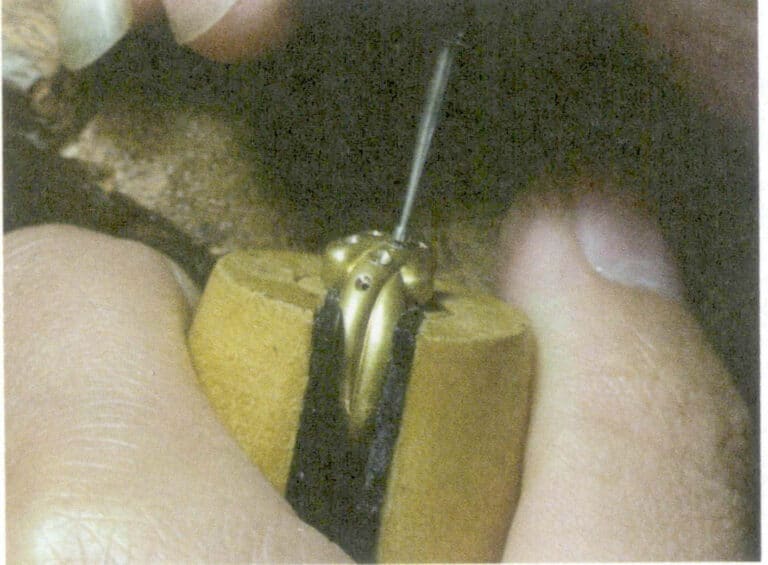 Rysunek 5-20 Bezpieczne osadzanie kamieni szlachetnych w oprawie cygańskiej.