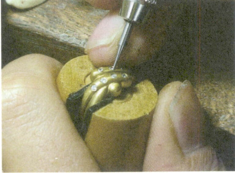 Rysunek 5-21 Dociskanie metalowej krawędzi