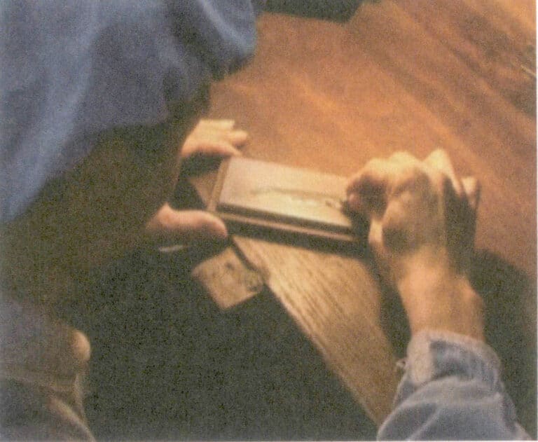 Rysunek 5-3 Szlifowanie dłuta płaskiego