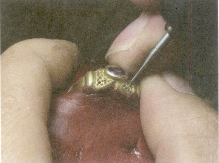 Rysunek 5-6 przedstawia pozycję ustawienia podstawy.