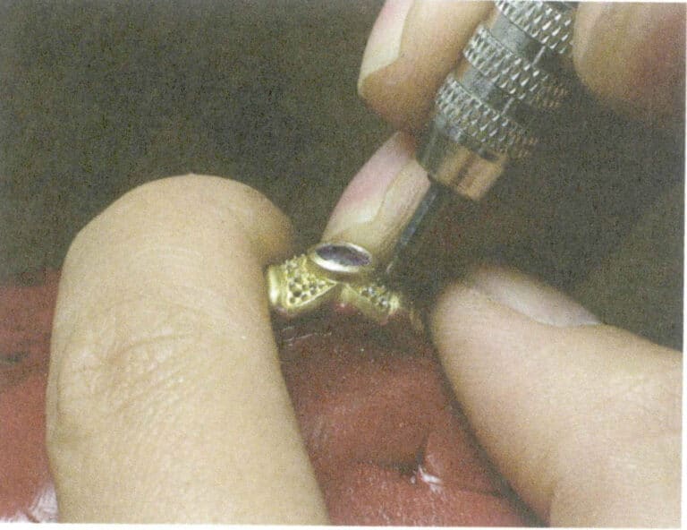 Rysunek 5-8 Polerowanie okrągłego bolca