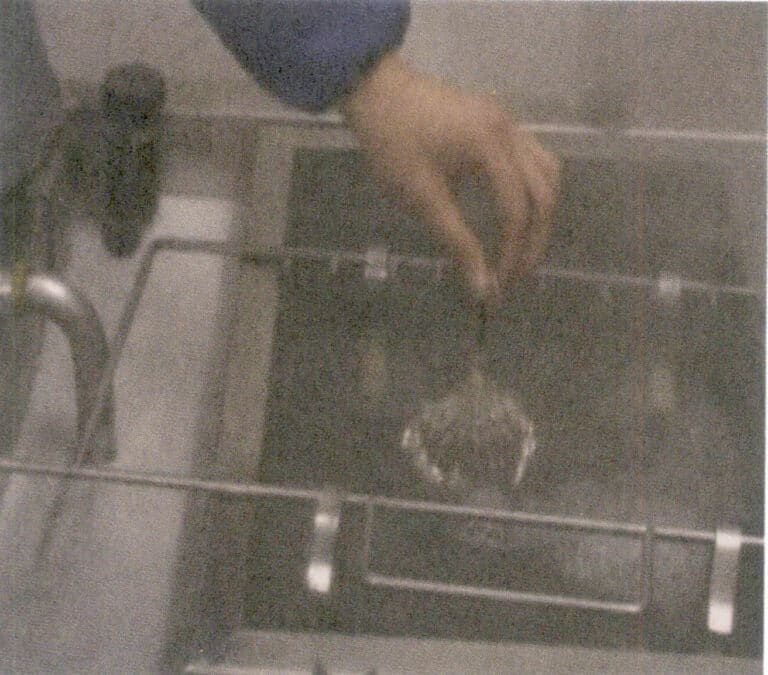 Figura 6-16 Rimozione della cera a ultrasuoni