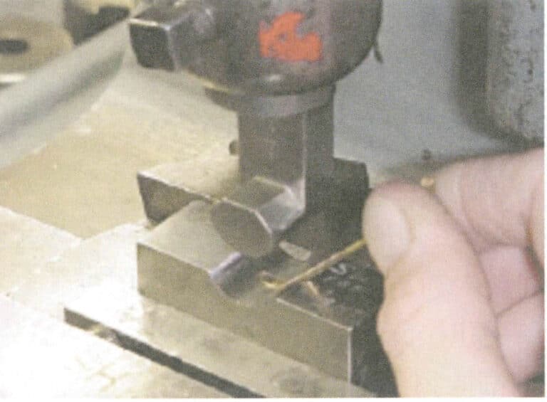Figure 8-29 Bending the end of the ring shank (according to Klotz F, 2003)