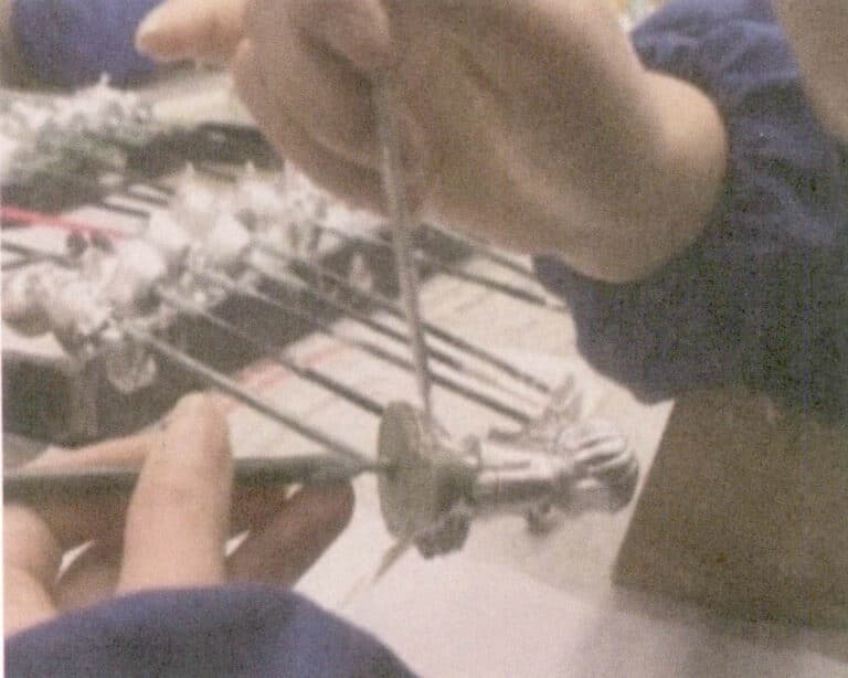 Рисунок 9-8 Нанесение серебряной пасты