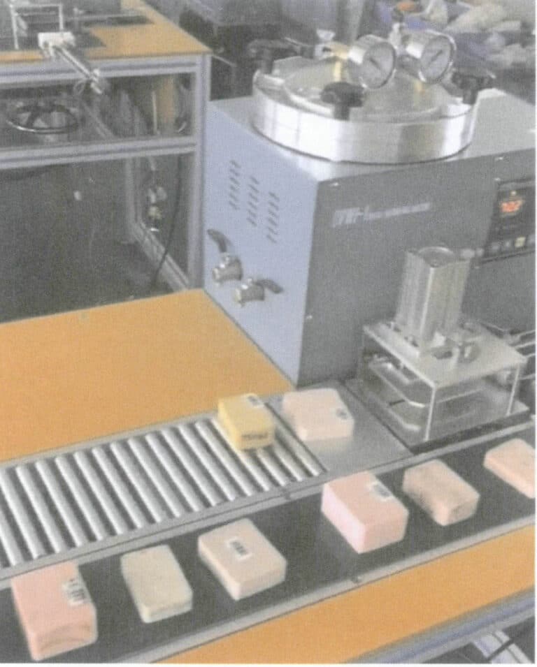 Figure 3-21 Place the mold on the mold conveyor belt