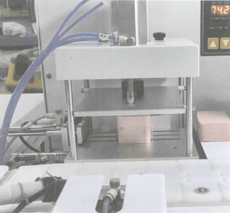 Figure 3-23 Centering the mold